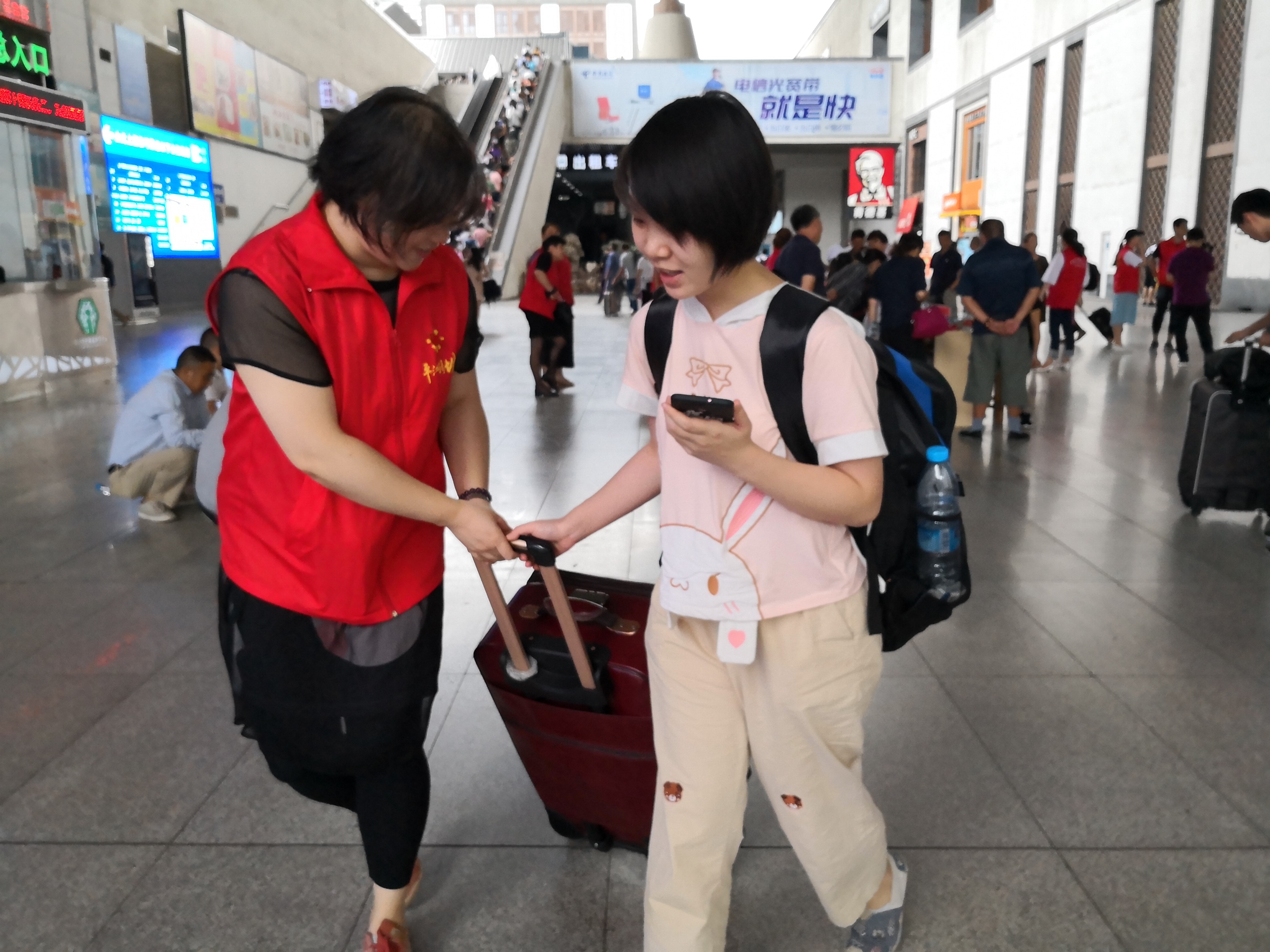 九五至尊VI党员提行李.JPG